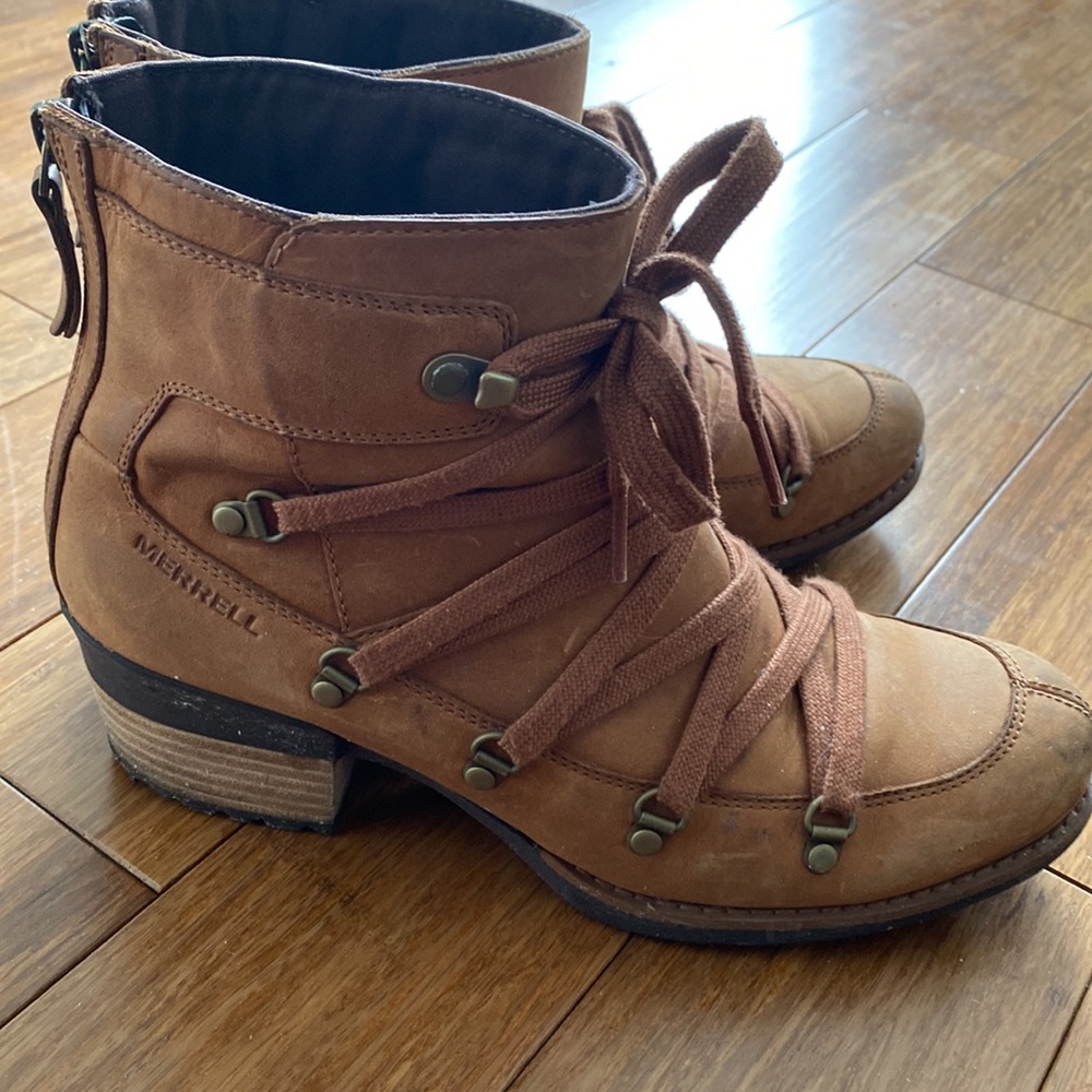 Merrell size 9 leather boots. A low heel for style!
